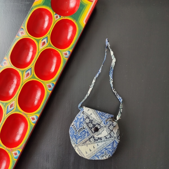 Handmade Hand Painted Indonesian Game Congklak with Shells - Picture 3 of 7